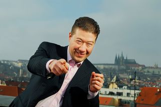 Okamura v zajetí luxusu. Pekarovou kritizoval za B...